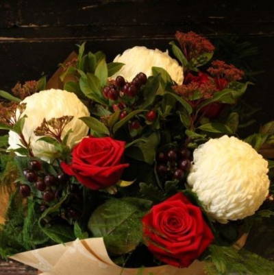 Christmas Showstopper - Designer's Choice - A stunning, festive bouquet designed to wow this Christmas! Let our floral designers choose a selection of beautiful blooms for your loved one.